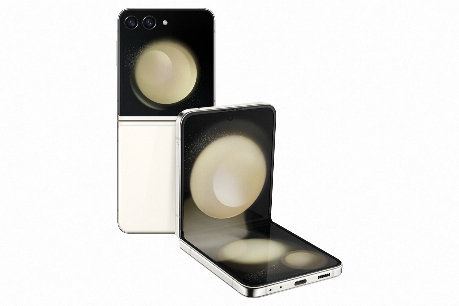 Galaxy Z Flip 5 crème vu deux fois, de dos fermé et ouvert à demi avec son écran pliable