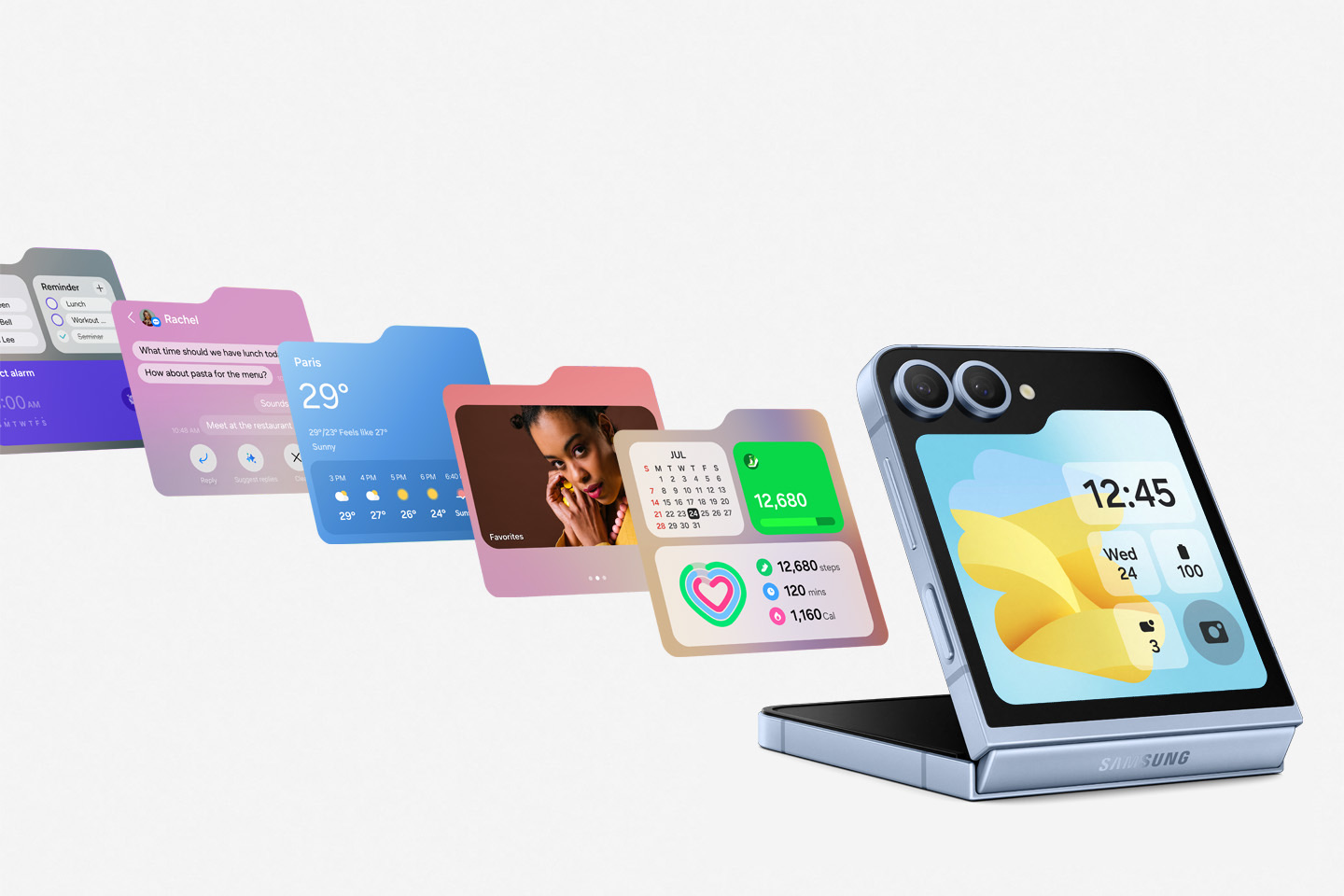 Galaxy Z Flip 6 bleu entrouvert, son écran externe de 3,4 pouces affichant l'heure et des widgets à côté des deux capteurs photo