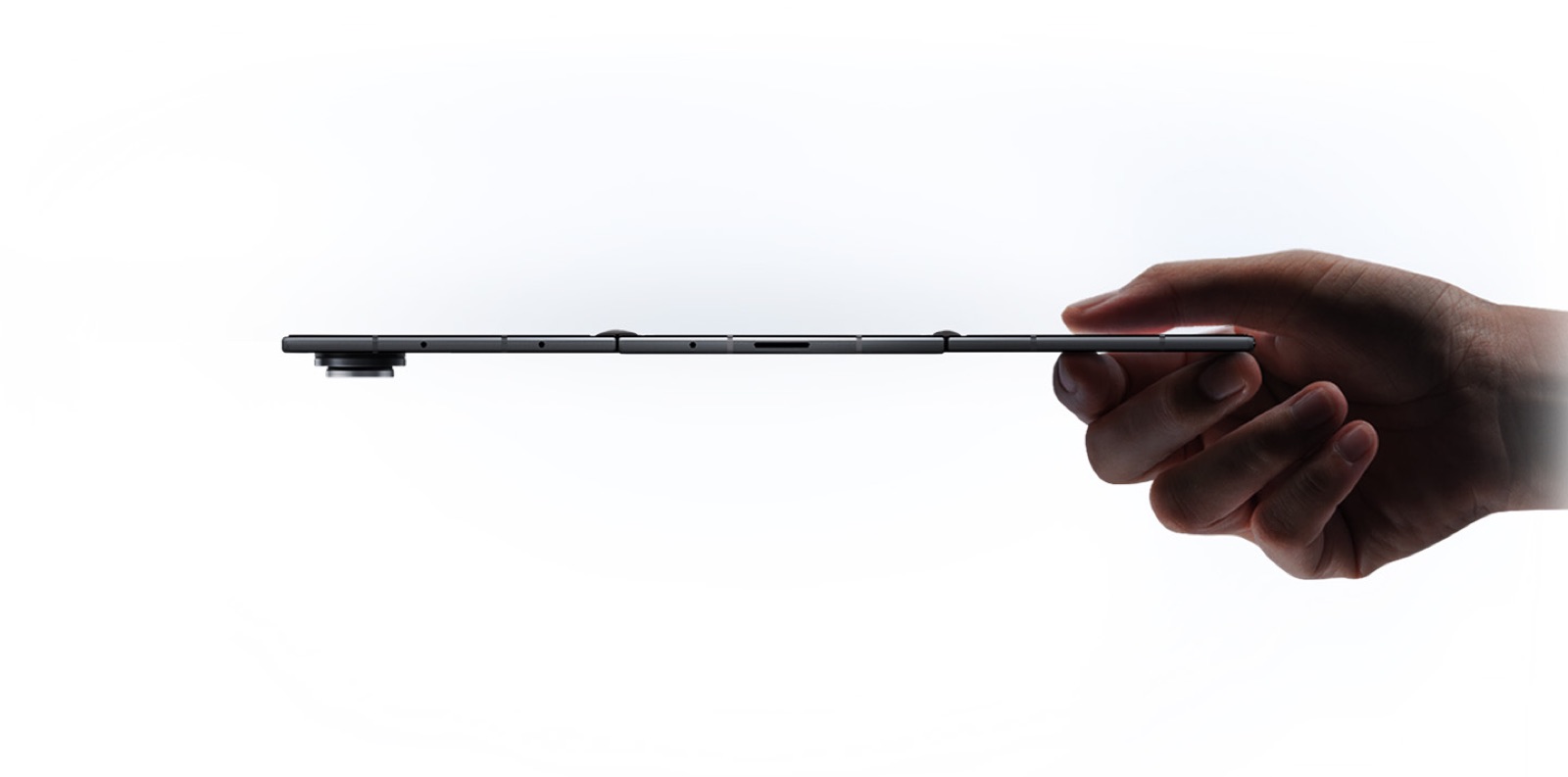Samsung Galaxy Z TriFold déplié vu de profil, tenu en main, montrant sa finesse