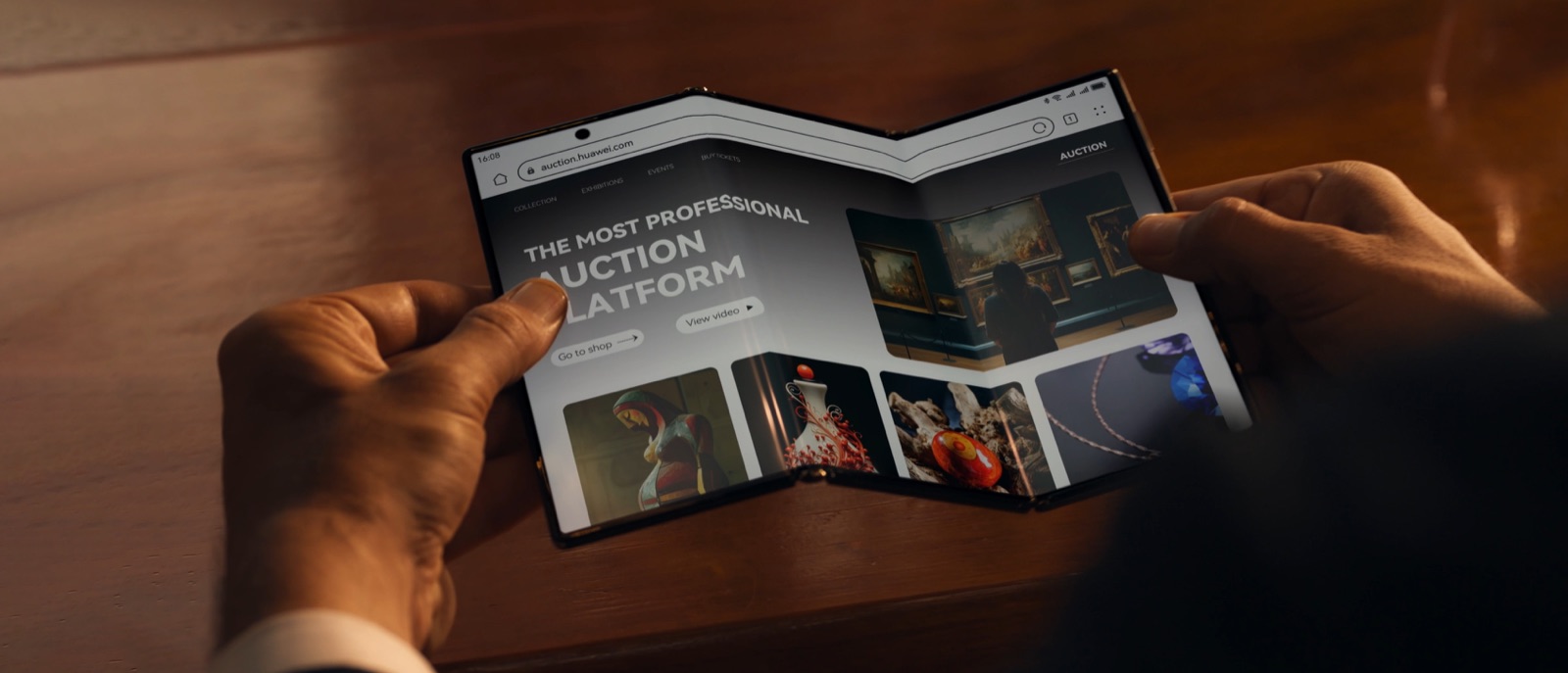 Huawei Mate XT tenu à deux mains, entrouvert en Z, écran affichant une page web